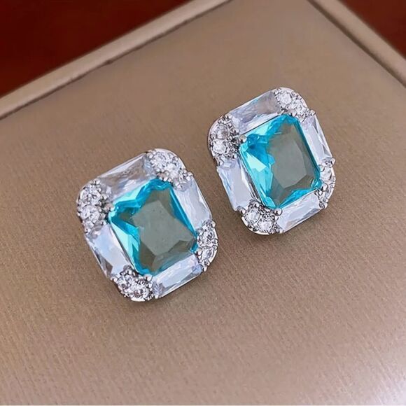 🩵 NEW Stunning & Sparkling Square aqua crystal earrings 🩵 - Picture 6 of 6